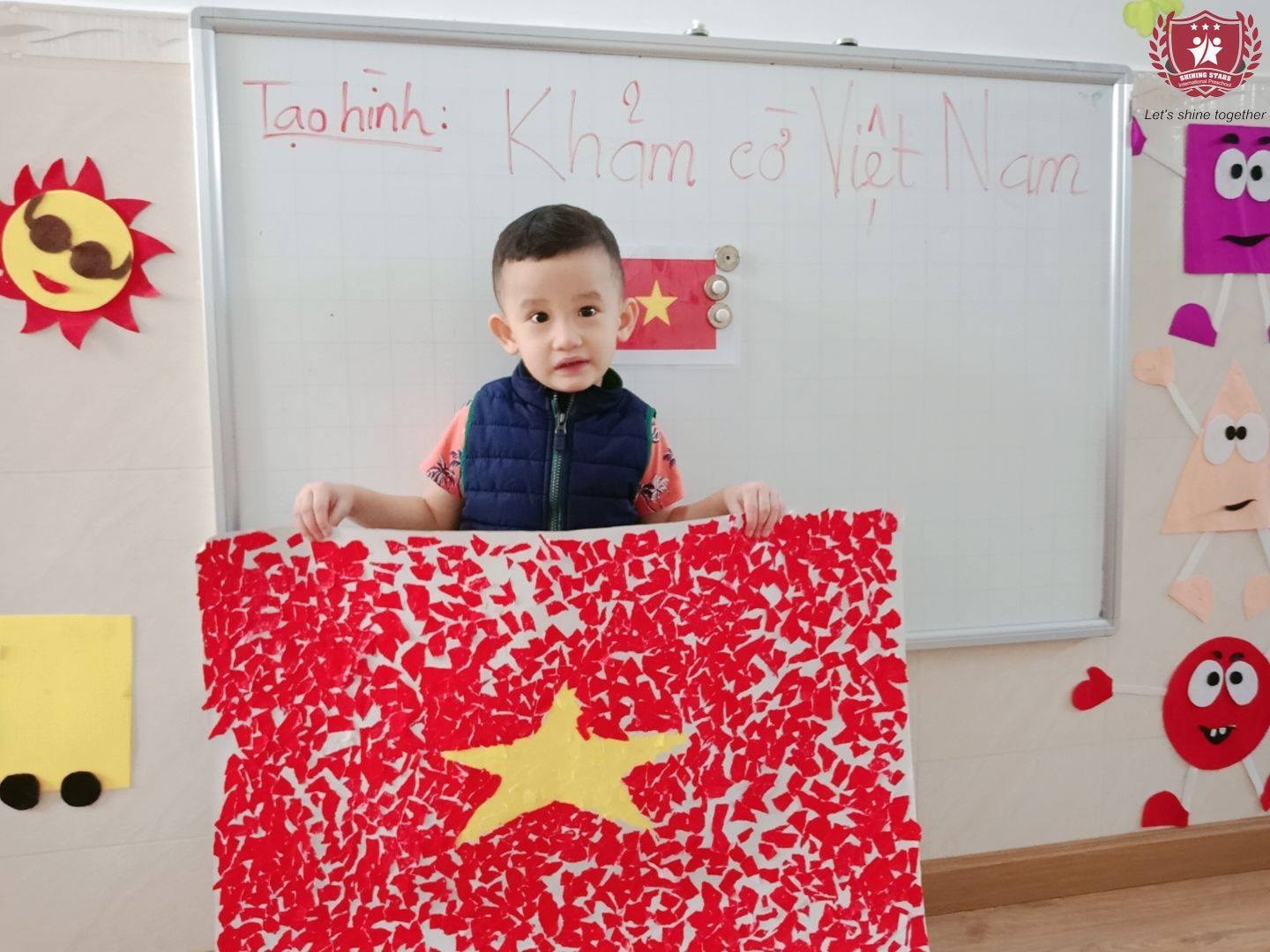 Làm cờ Việt Nam - ShiningStars Preschool